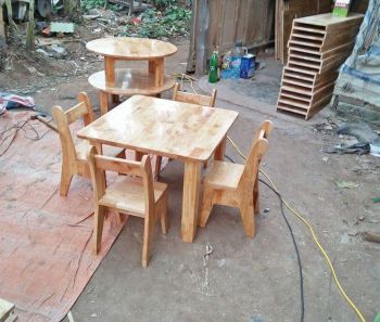 Bàn gỗ thông mộc hình vuông